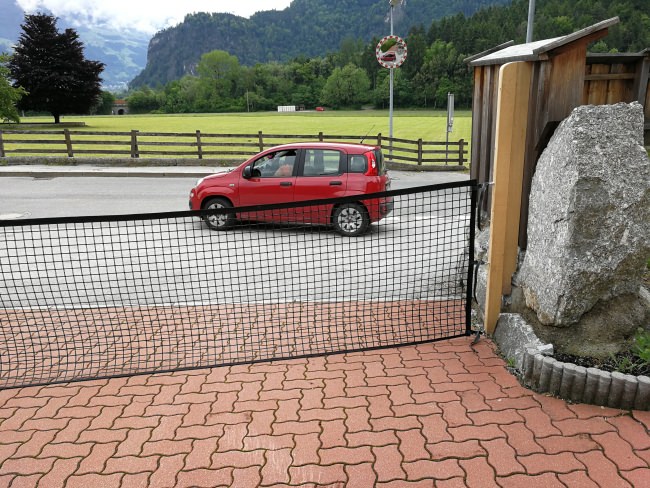 Kundenfoto von Courtyard Barrier Net - Available by the Meter 