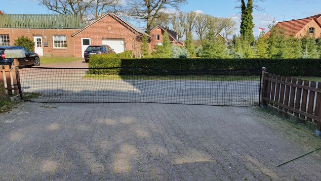 Kundenfoto von Courtyard Barrier Net - Available by the Meter 