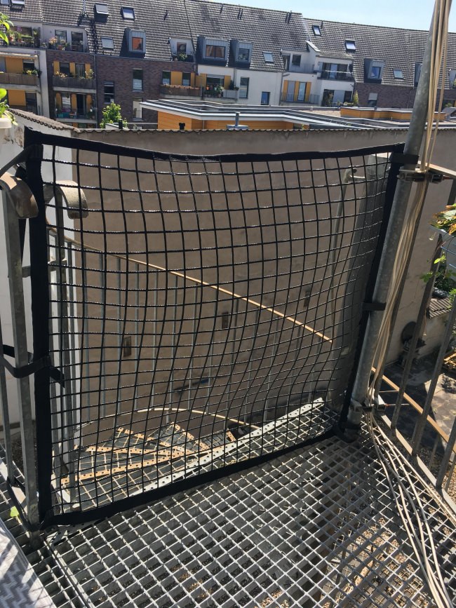 Kundenfoto von Courtyard Barrier Net - Available by the Meter 