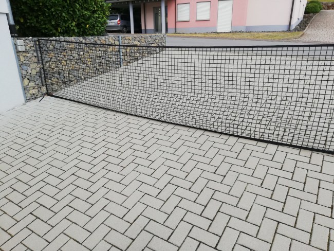 Kundenfoto von Courtyard Barrier Net - Available by the Meter 