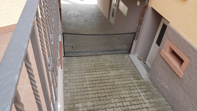 Kundenfoto von Courtyard Barrier Net - Available by the Meter 