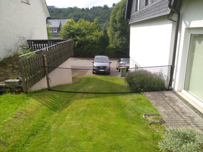 Kundenfoto von Courtyard Barrier Net - Available by the Meter 