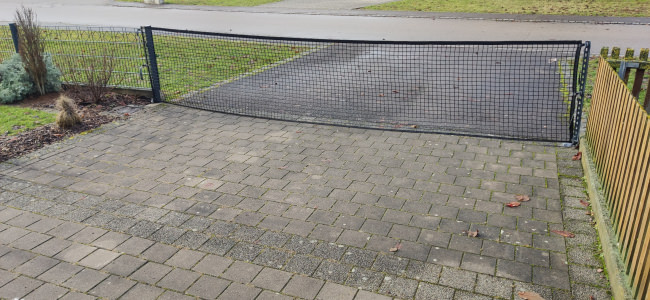 Kundenfoto von Courtyard Barrier Net - Available by the Meter 