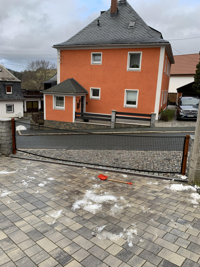 Kundenfoto von Courtyard Barrier Net - Available by the Meter 